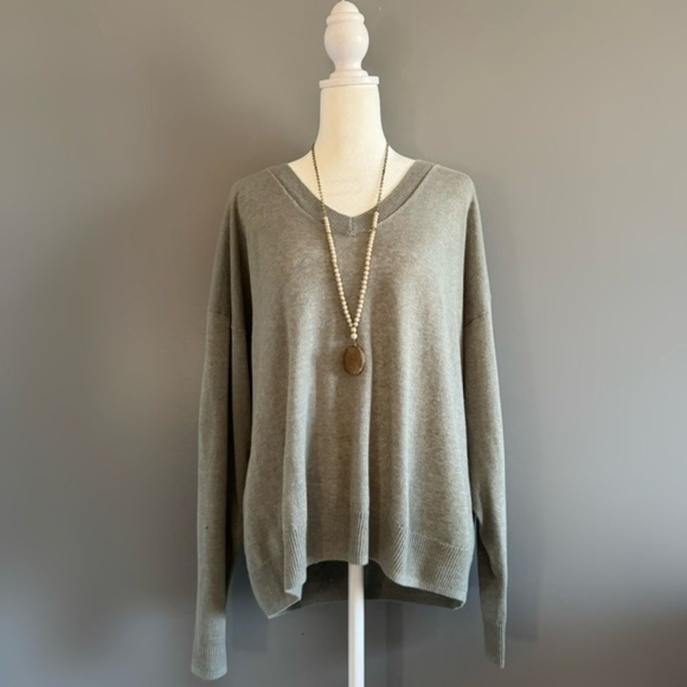GUC Gap Sage Green V-Neck Lightweight Sweater Size XL